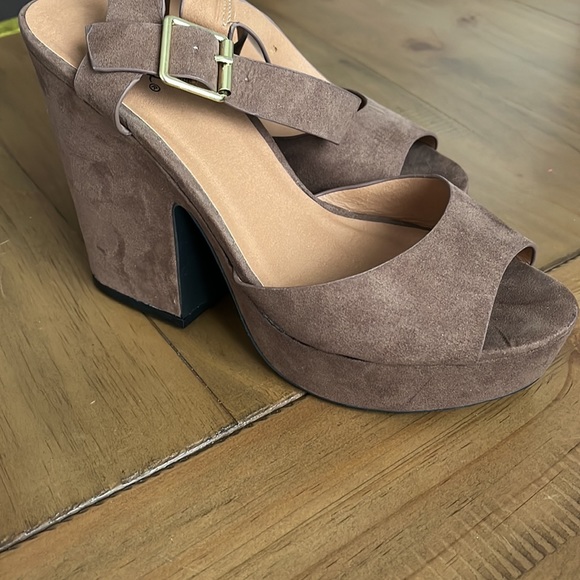 Like New! Brown Open Toe Platform Heels - Picture 3 of 3